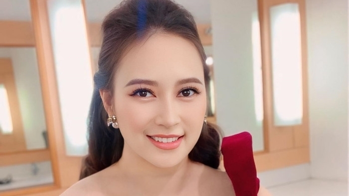 Sao Việt: Ca sĩ Khánh Linh mặc gợi cảm, Thu Quỳnh đăng ảnh thần thái