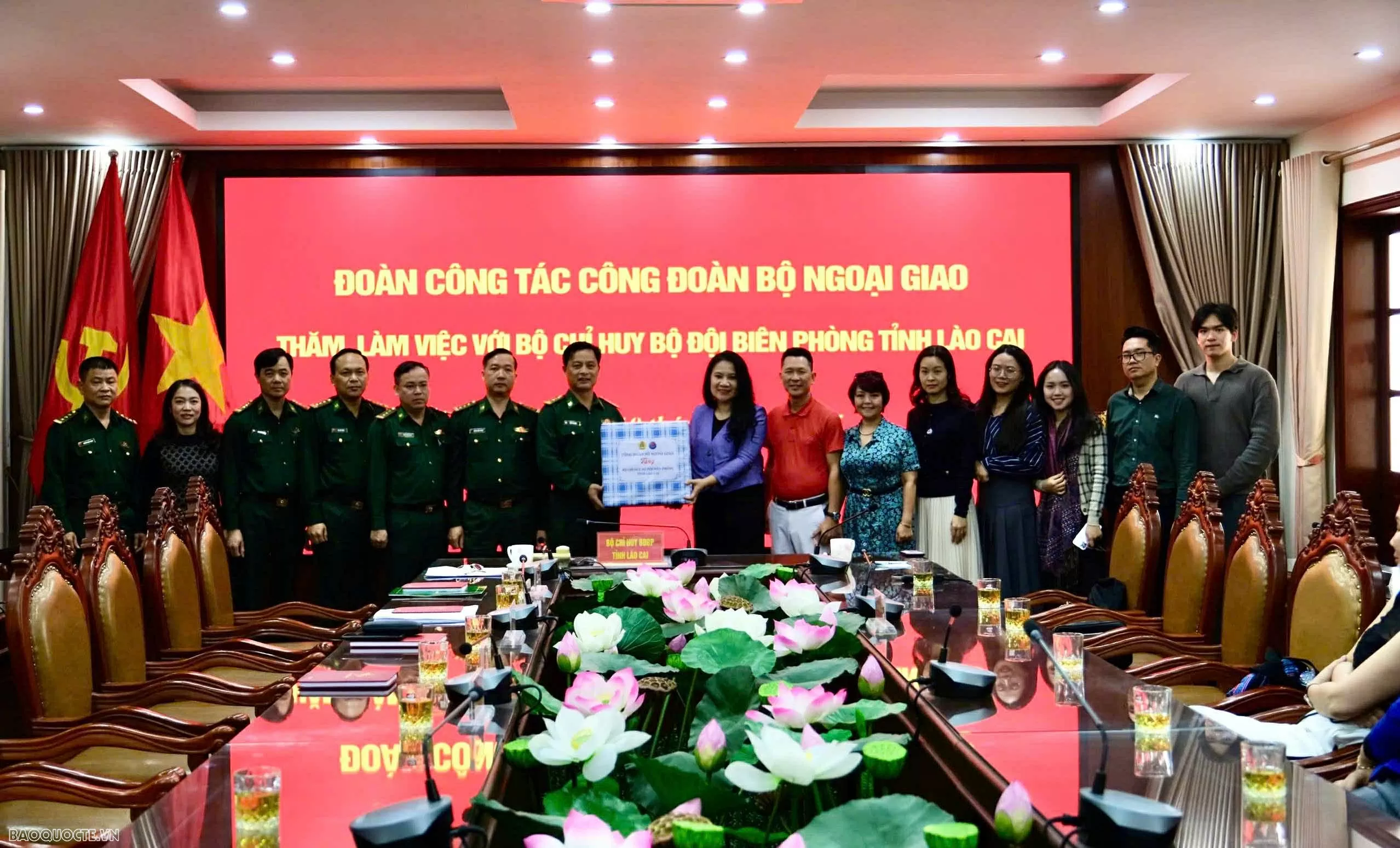 Đoàn trao tặng phần quà tri ân, động viên, tiếp thêm sức chiến đấu cho các cán bộ, chiến sĩ biên phòng Lào Cai thực hiện tốt nhiệm vụ gìn giữ biên cương Tổ quốc. (Ảnh: Xuân Sơn) Đoàn trao tặng phần quà tri ân, động viên, tiếp thêm sức chiến đấu cho các cán bộ, chiến sĩ biên phòng Lào Cai thực hiện tốt nhiệm vụ gìn giữ biên cương Tổ quốc. (Ảnh: Xuân Sơn)