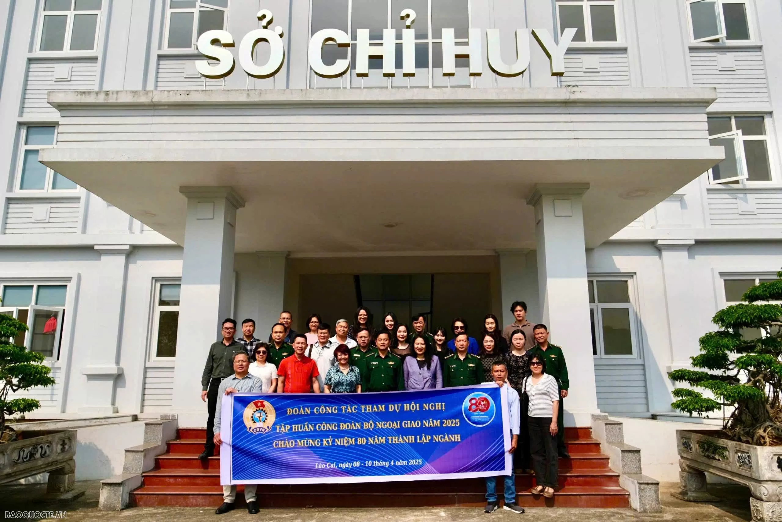 Đoàn công tác Công đoàn Bộ Ngoại giao chụp ảnh lưu niệm với Bộ Chỉ huy Bộ đội Biên phòng tỉnh Lào Cai. (Ảnh: Xuân Sơn)