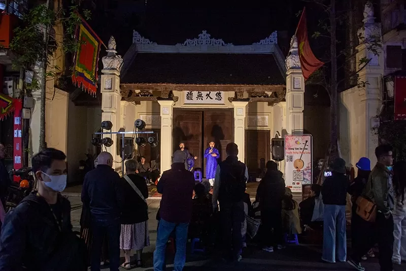 Ảnh 1. Buổi biểu diễn vào mỗi cuối tuần của Trung Tâm Âm Nhạc Truyền Thống Thăng Long tại Đình Kim Ngân được đông đảo du khách quan tâm Ảnh 1. Buổi biểu diễn vào mỗi cuối tuần của Trung Tâm Âm Nhạc Truyền Thống Thăng Long tại Đình Kim Ngân được đông đảo du khách quan tâm