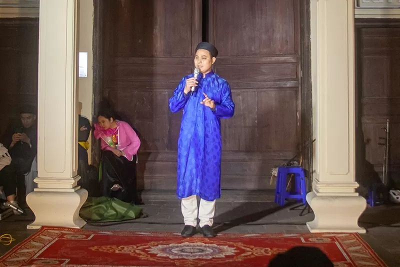 Nghệ sĩ Mã Hoàng Thanh biểu diễn tại Đình Kim Ngân. Nghệ sĩ Mã Hoàng Thanh biểu diễn tại Đình Kim Ngân.