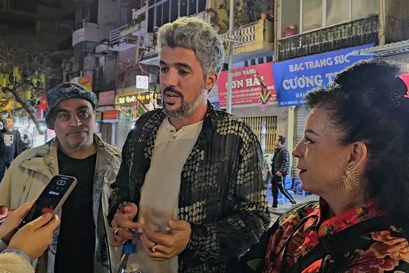 Ông David Regev Zaarur (giữa) chia sẻ về trải nghiệm thưởng thức màn trình diễn âm nhạc dân tộc của Việt Nam