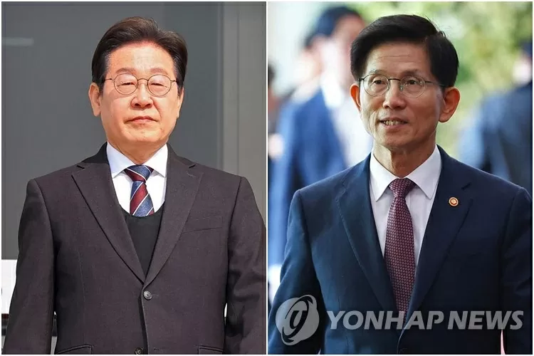 Bức ảnh ghép không ghi ngày tháng này chụp Lee Jae-myung (trái), cựu lãnh đạo Đảng Dân chủ tự do, và cựu Bộ trưởng Lao động Kim Moon-soo.