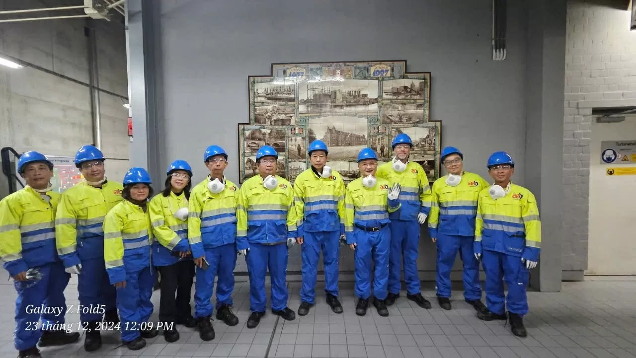 Đại sứ Ngô Hướng Nam thăm nhà máy điện rác Amsterdam lớn nhất tại châu Âu.