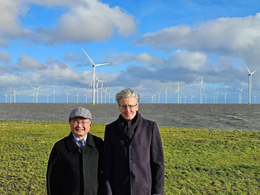 Đại sứ Ngô Hướng Nam thăm trang trại điện gió của công ty Pondera – công ty đang mong muốn đầu tư dự án điện gió ngoài ngoài khơi tại tỉnh Thái Bình. Đại sứ Ngô Hướng Nam thăm trang trại điện gió của công ty Pondera – công ty đang mong muốn đầu tư dự án điện gió ngoài ngoài khơi tại tỉnh Thái Bình.