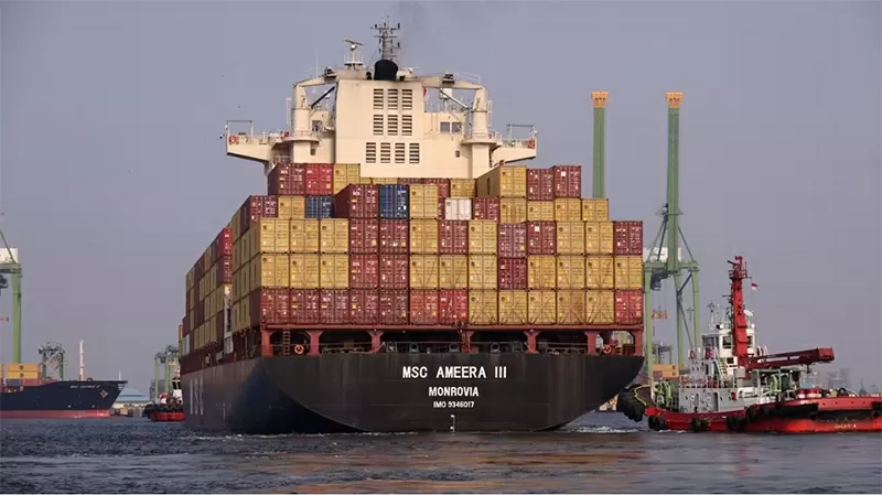 Một tàu container được tàu kéo dẫn đường tại cảng Jakarta. Các công ty đang báo cáo về sự gia tăng các đơn đặt hàng xuyên Thái Bình Dương trong thời gian chính quyền Trump tạm dừng áp dụng thuế quan qua lại cao hơn trong 90 ngày. (Ảnh của Yuki Kohara)