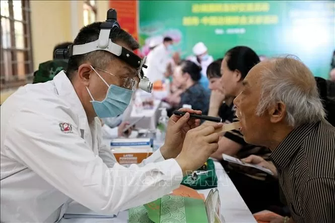 Bác sĩ Quân y Trung Quốc khám bệnh cho người dân huyện biên giới Cao Lộc, tỉnh Lạng Sơn.