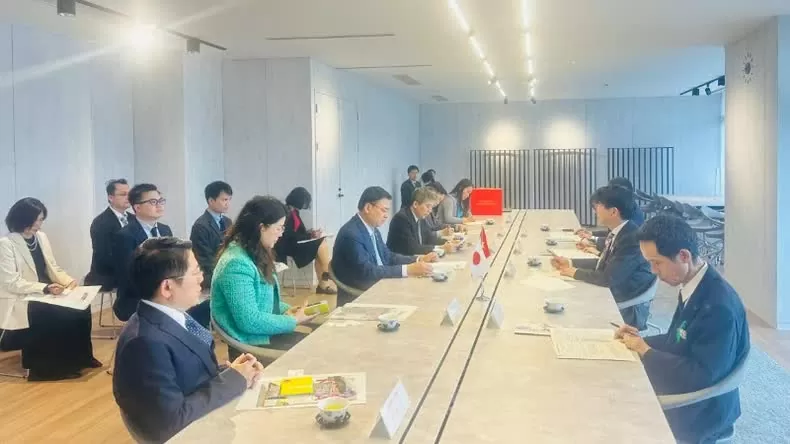 Quang cảnh buổi làm việc. Quang cảnh buổi làm việc.