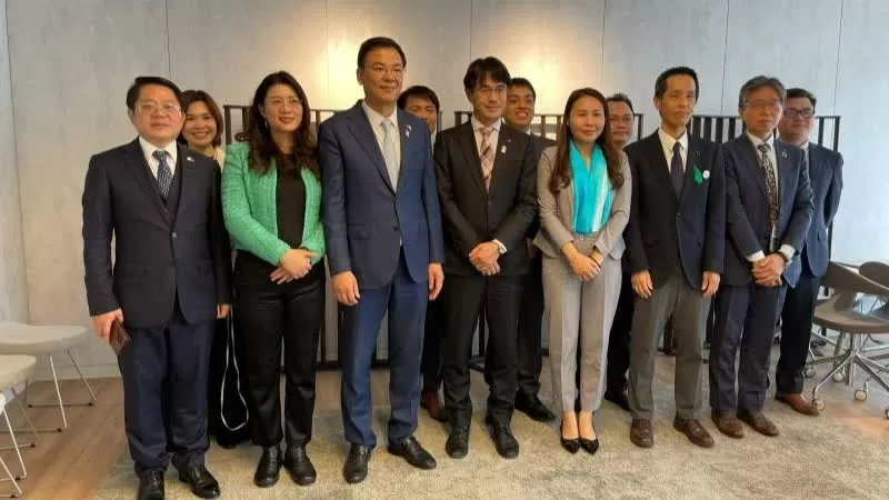 Đại sứ Việt Nam tại Nhật Bản Phạm Quang Hiệu và Thống đốc tỉnh Nara Yamashita Makoto chụp ảnh lưu niệm cùng các đại biểu hai nước.