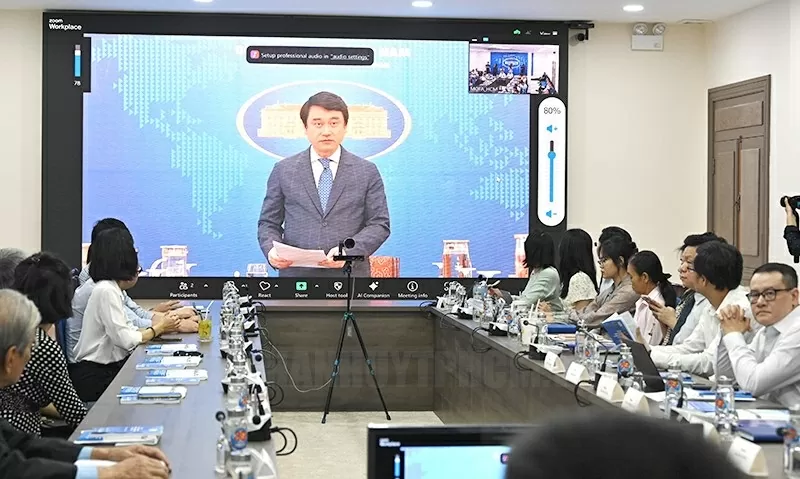 Thành phố Hồ Chí Minh - 50 năm triển khai đường lối đối ngoại Việt Nam Thành phố Hồ Chí Minh - 50 năm triển khai đường lối đối ngoại Việt Nam