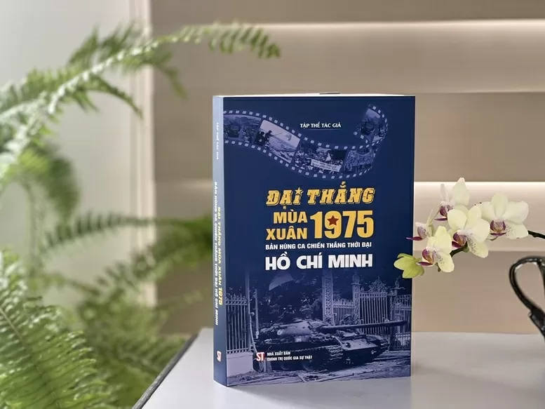 uốn sách Đại thắng mùa Xuân 1975 - Bản hùng ca chiến thắng thời đại Hồ Chí Minh