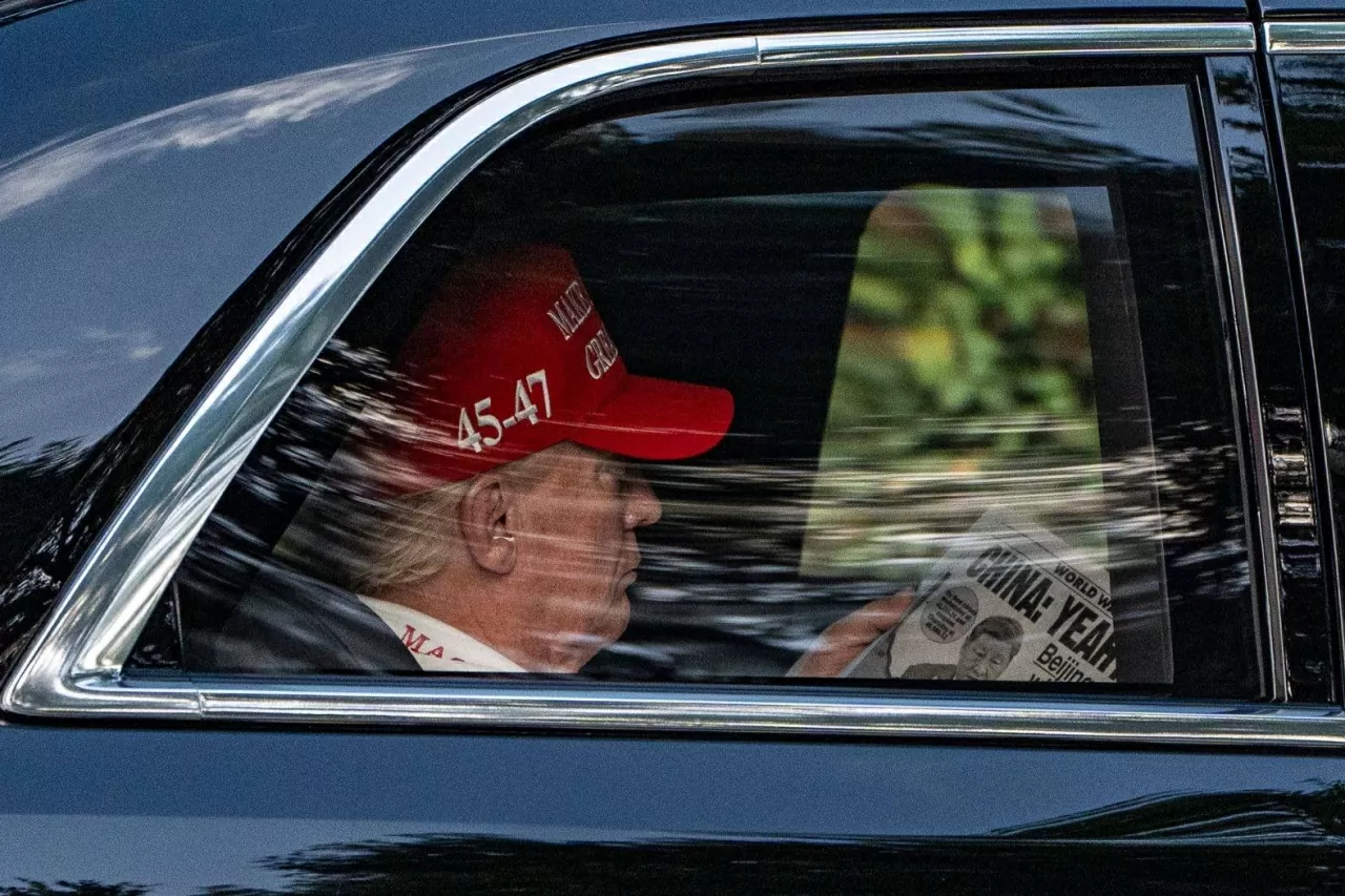 Tổng thống Donald Trump đọc báo khi đến Câu lạc bộ Golf Quốc gia Trump ở Jupiter, bang Florida, vào thứ Bảy, ngày 5 tháng 4. Ông Trump đã dành cả cuối tuần để chơi golf sau khi công bố loạt thuế quan mới sâu rộng. (Nguồn: CNN)