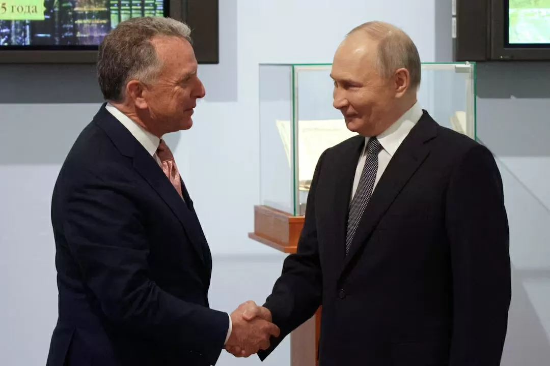 Ngày 11/4, Đặc phái viên Steve Witkoff đã tới Nga và có cuộc hội đàm thứ 3 với Tổng thống Vladimir Putin. Cuộc gặp giữa nhà lãnh đạo Nga và Đặc phái viên Mỹ tập trung vào việc giải quyết cuộc xung đột ở Ukraine kéo dài sau 4 giờ đồng hồ. Ngay sau đó, người phát ngôn Điện Kremlin Dmitry Peskov cho biết, về mặt lý thuyết có thể diễn ra cuộc điện đàm giữa Tổng thống Vladimir Putin và người đồng cấp Donald Trump. (Nguồn: Reuters)