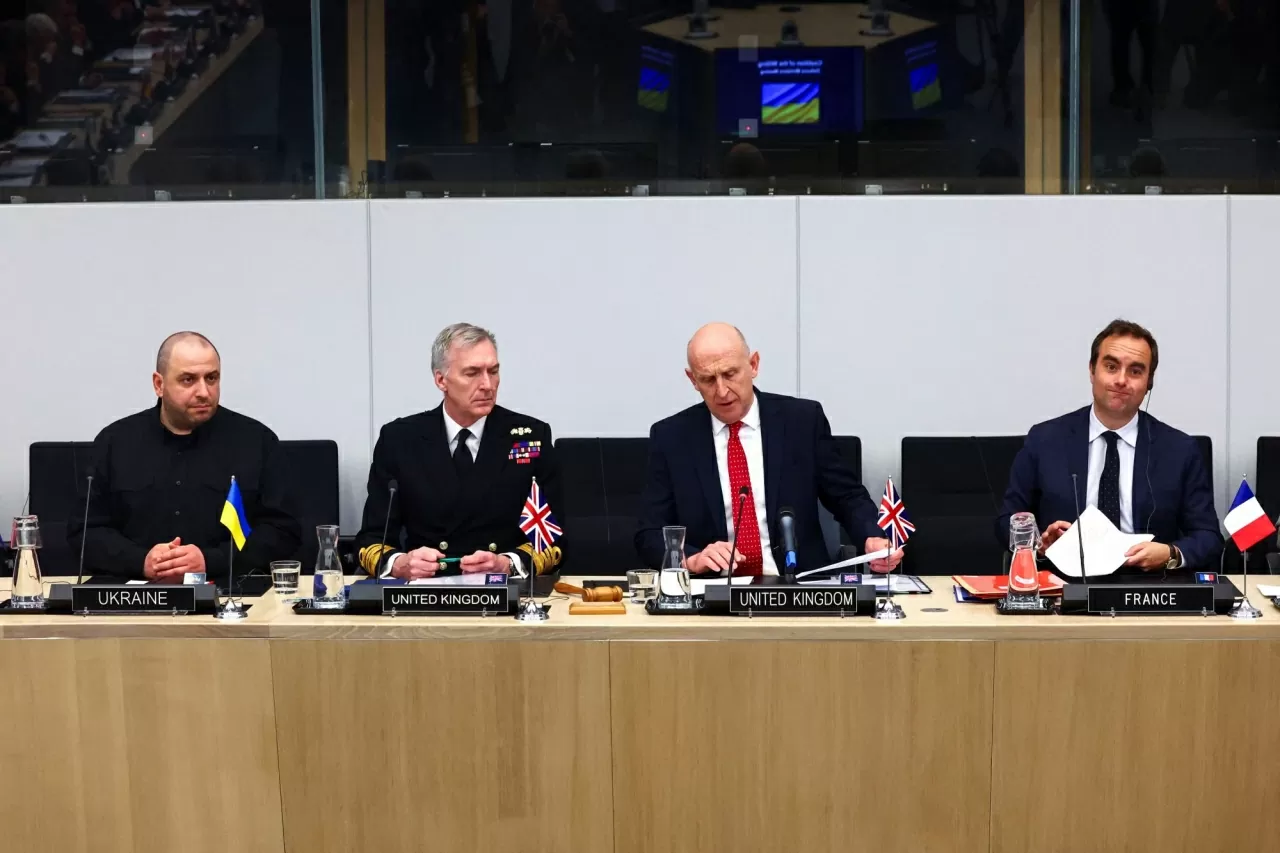 Các quan chức quốc phòng hành đầu của Anh, Pháp và Ukraine tại cuộc họp của 'liên minh tự nguyện' diễn ra ở trụ sở của NATO tại Brussels (Bỉ) ngày 10/4. 30 quốc gia đã cử đại diện tham dự cuộc họp do Pháp và Anh triệu tập này nhằm thảo luận việc triển khai lực lượng tại Ukraine để ngăn chặn nguy cơ chiến dịch quân sự trong tương lai của Nga. (Nguồn: Reuters)