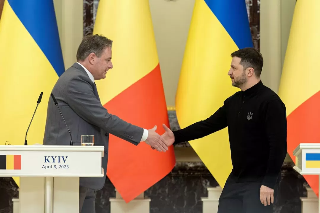 Trong chuyến công du Kiev, Thủ tướng Bỉ Bart De Wever ngày 8/4 đã công bố gói hỗ trợ mới trị giá 1 tỷ Euro cho Ukraine và cam kết duy trì mức hỗ trợ này hằng năm trong suốt nhiệm kỳ của mình. Nhà lãnh đạo Bỉ cũng tái khẳng định cam kết của Brussels trong việc cung cấp máy bay chiến đấu F-16 như đã hứa trước đó.  Trên mạng xã hội, Tổng thống Zelensky đã bày tỏ cảm ơn Bỉ, mô tả khoản đóng góp 1 tỷ Euro là một đóng góp đáng kể thực sự sẽ giúp cứu sống nhiều người. Ông lưu ý rằng Bỉ đã liên tục hỗ trợ Ukraine kể từ khi bắt đầu cuộc xung đột với Nga - về mặt quân sự, chính trị và thông qua viện trợ nhân đạo và tiếp nhận người tị nạn. (Nguồn: Reuters)