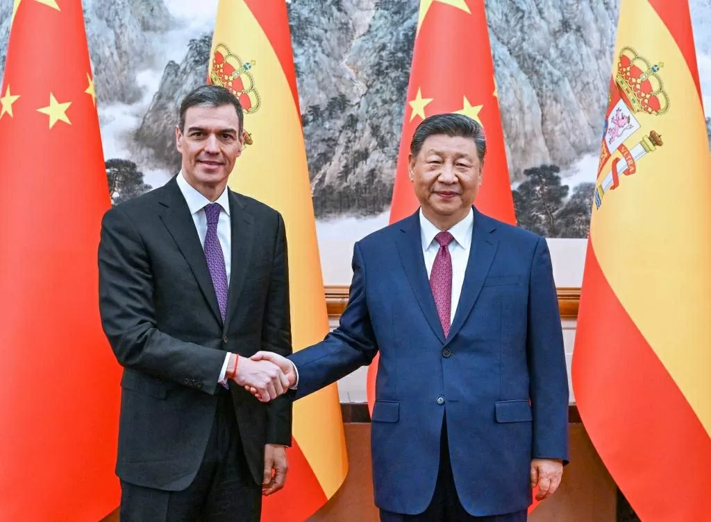 Chủ tịch Trung Quốc Tập Cận Bình và Thủ tướng Tây Ban Nha Pedro Sánchez tại thủ đô Bắc Kinh, ngày 11/4/2025. (Nguồn: Tân Hoa xã)