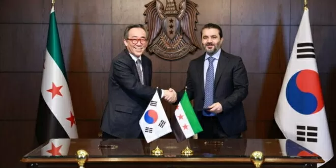 Ngoại trưởng Hàn Quốc Cho Tae-yul ngày 10/4  đã tới Damascus và ký thỏa thuận với người đồng cấp Syria Asaad al-Shaibani về việc thiết lập quan hệ ngoại giao giữa hai nước. Sau đó một ngày, Bộ Ngoại giao Hàn Quốc khẳng định thỏa thuận đã mở ra một chương mới trong hợp tác song phương với Damascus, vốn từ lâu vẫn còn xa cách do có mối quan hệ chặt chẽ với Triều Tiên. (Nguồn: SANA)