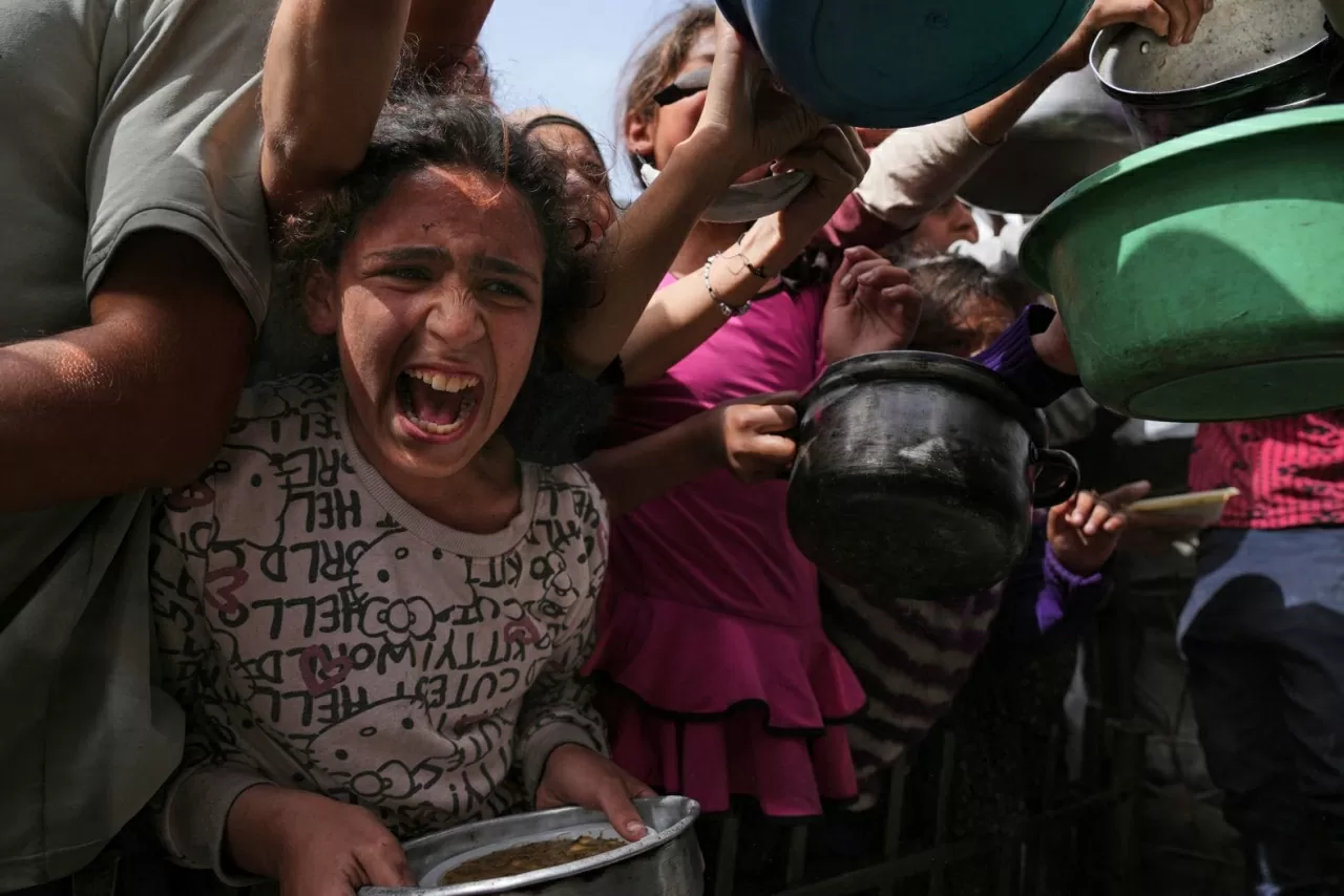 Một bé gái Palestine chật vật khi cùng những người khác cố gắng nhận thực phẩm cứu trợ tại một trung tâm phân phát ở Beit Lahia, Gaza, vào thứ Hai, ngày 7 tháng 4. (Nguồn: CNN)