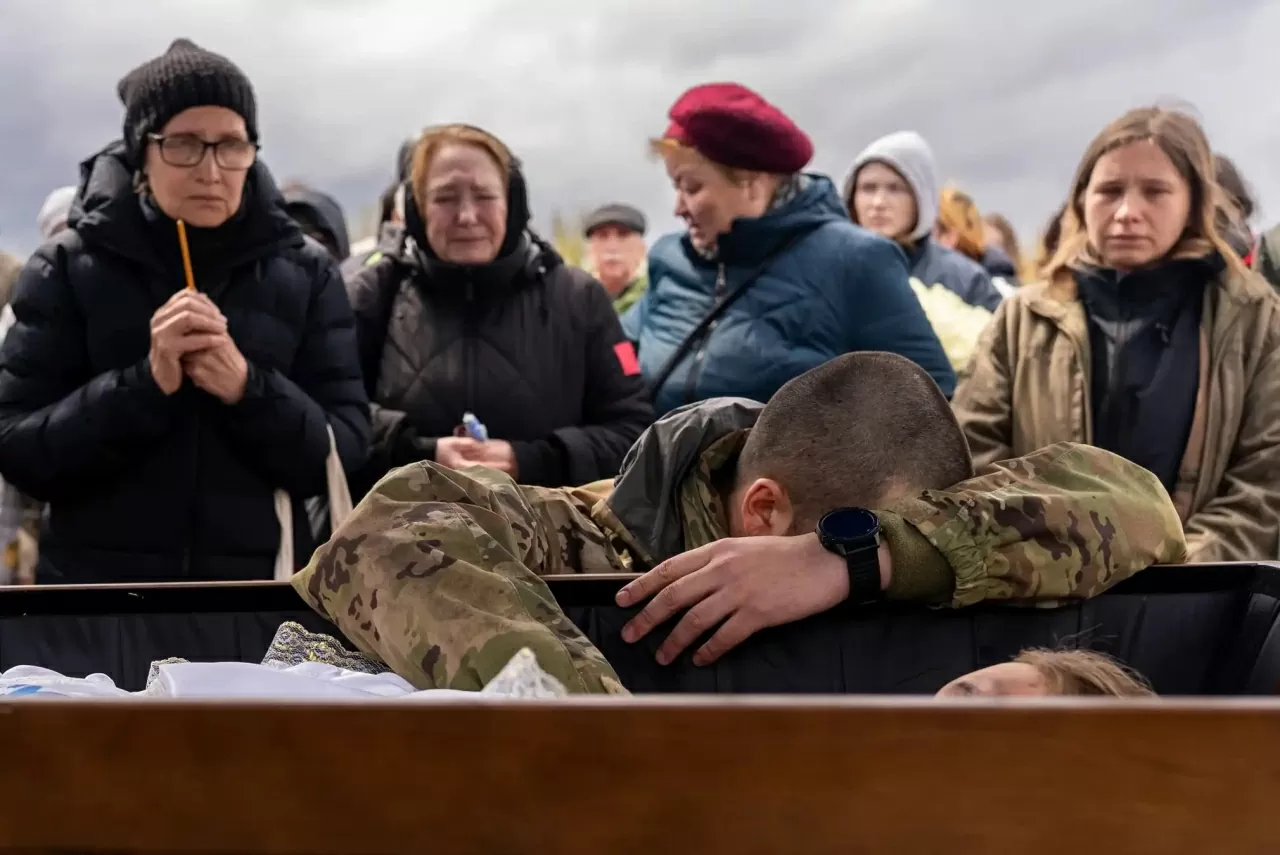 Một đồng đội của Marharyta Polovinko, nghệ sĩ, y tá và tình nguyện viên người Ukraine thuộc Lữ đoàn Tấn công thứ Ba, nói lời tạm biệt cuối cùng trong lễ tang của cô tại Kryvyi Rih. Một cựu chỉ huy của Ukraine trong tuần này đã kêu gọi người đứng đầu quân đội nước này từ chức, cáo buộc ông thiếu tầm nhìn chiến lược và đã đặt mạng sống của các binh sĩ Ukraine vào nguy hiểm. (Nguồn: The Guardian)