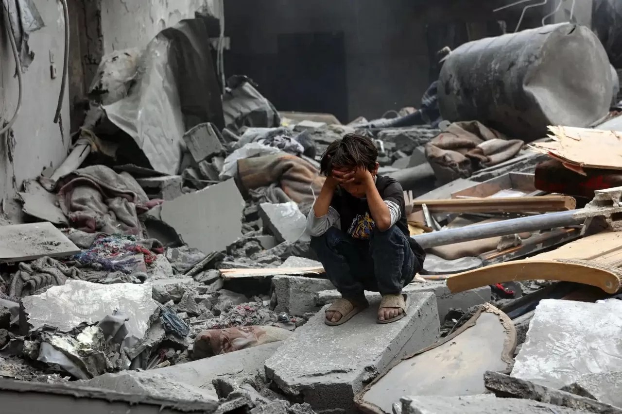 Một cậu bé người Palestine ngồi trên đống đổ nát của một tòa nhà tại khu vực bị Israel không kích ở khu dân cư Shujaiya, thành phố Gaza, ngày 9/4. Ít nhất 29 người Palestine, trong đó có trẻ em, đã thiệt mạng trong cuộc không kích này, theo thông báo của cơ quan y tế địa phương. (Nguồn: AFP)