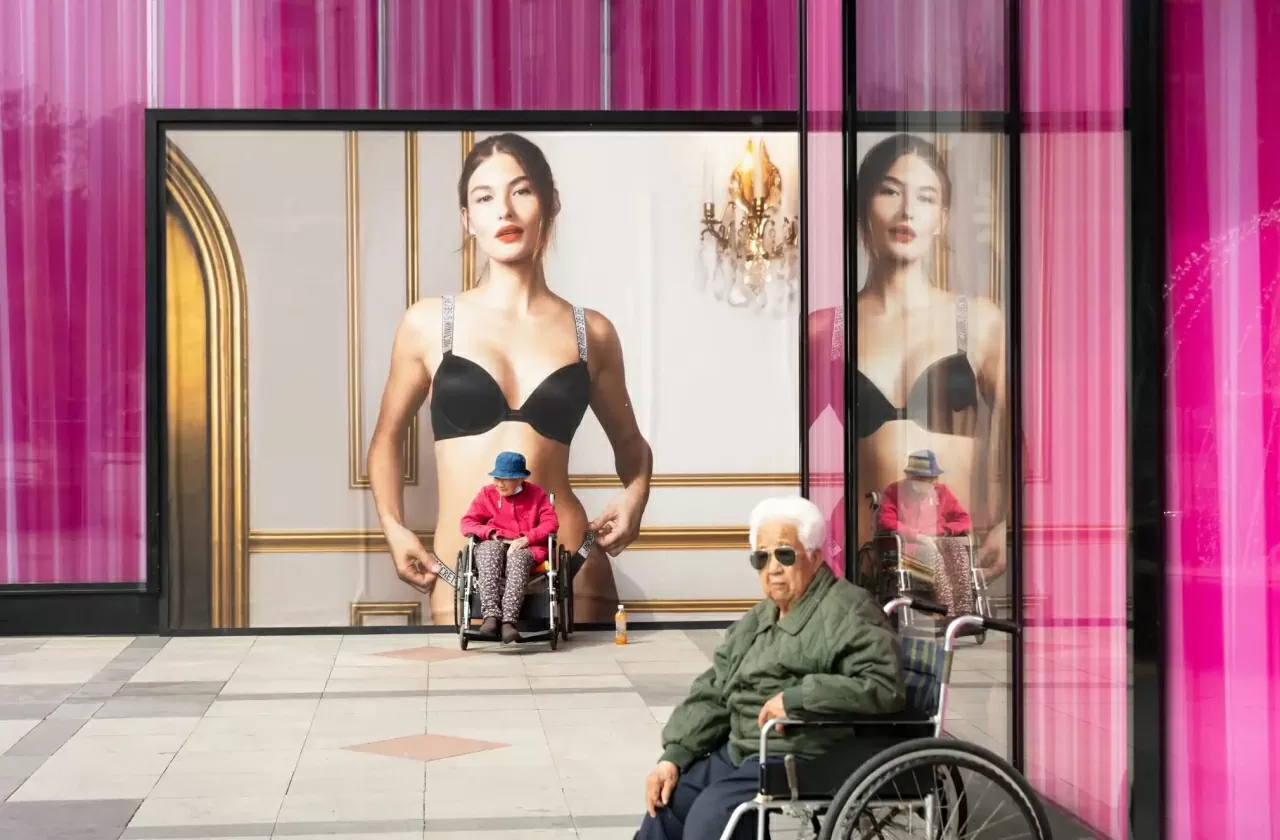 Mọi người ngồi bên ngoài cửa hàng của nhà bán lẻ Mỹ Victoria’s Secret ở Bắc Kinh. Thị trường chứng khoán tiếp tục giảm mạnh vào thứ Sáu tuần này giữa nỗi lo ngại ngày càng tăng về một cuộc chiến thương mại leo thang giữa hai nền kinh tế lớn nhất thế giới, khi Trung Quốc công bố sẽ tăng thuế trả đũa đối với hàng hóa Mỹ lên tới 125%. (Nguồn: EPA)