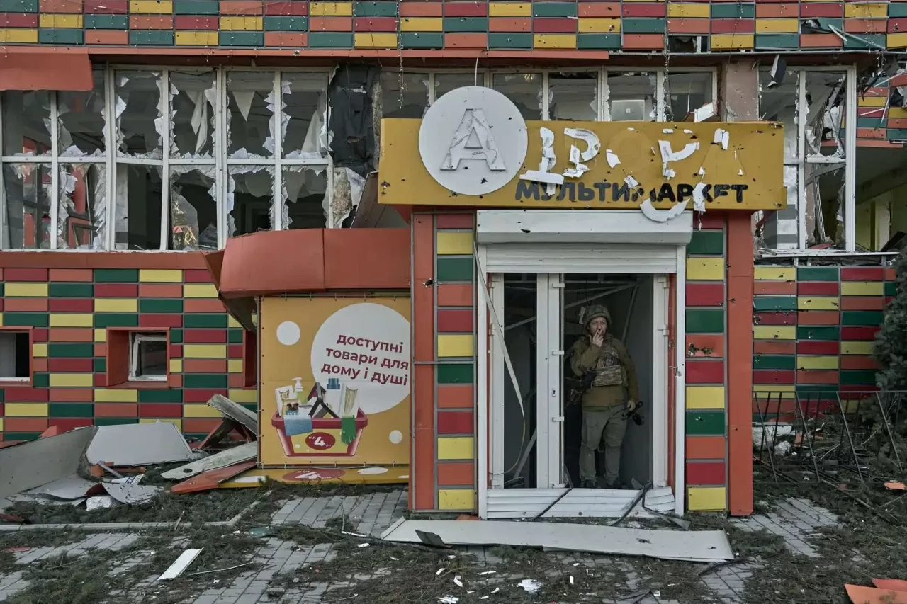 Một người lính trú ẩn trong một tòa nhà ở Pokrovsk (Ukraine) để tránh một cuộc tấn công bằng máy bay không người lái. Thành phố này hiện nay gần như nằm ngay trên tuyến đầu, việc ra vào do các máy bay không người lái FPV của Nga kiểm soát. (Nguồn: Getty) 