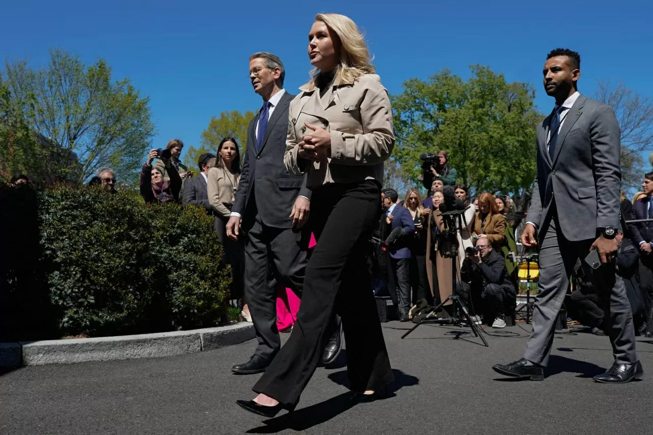 Bộ trưởng Tài chính Mỹ Scott Bessent và Thư ký Báo chí Nhà Trắng Karoline Leavitt đi bộ sau khi trả lời báo chí về các mức thuế tại Nhà Trắng ở Washington, vào ngày 9 tháng 4. (Nguồn: Reuters)