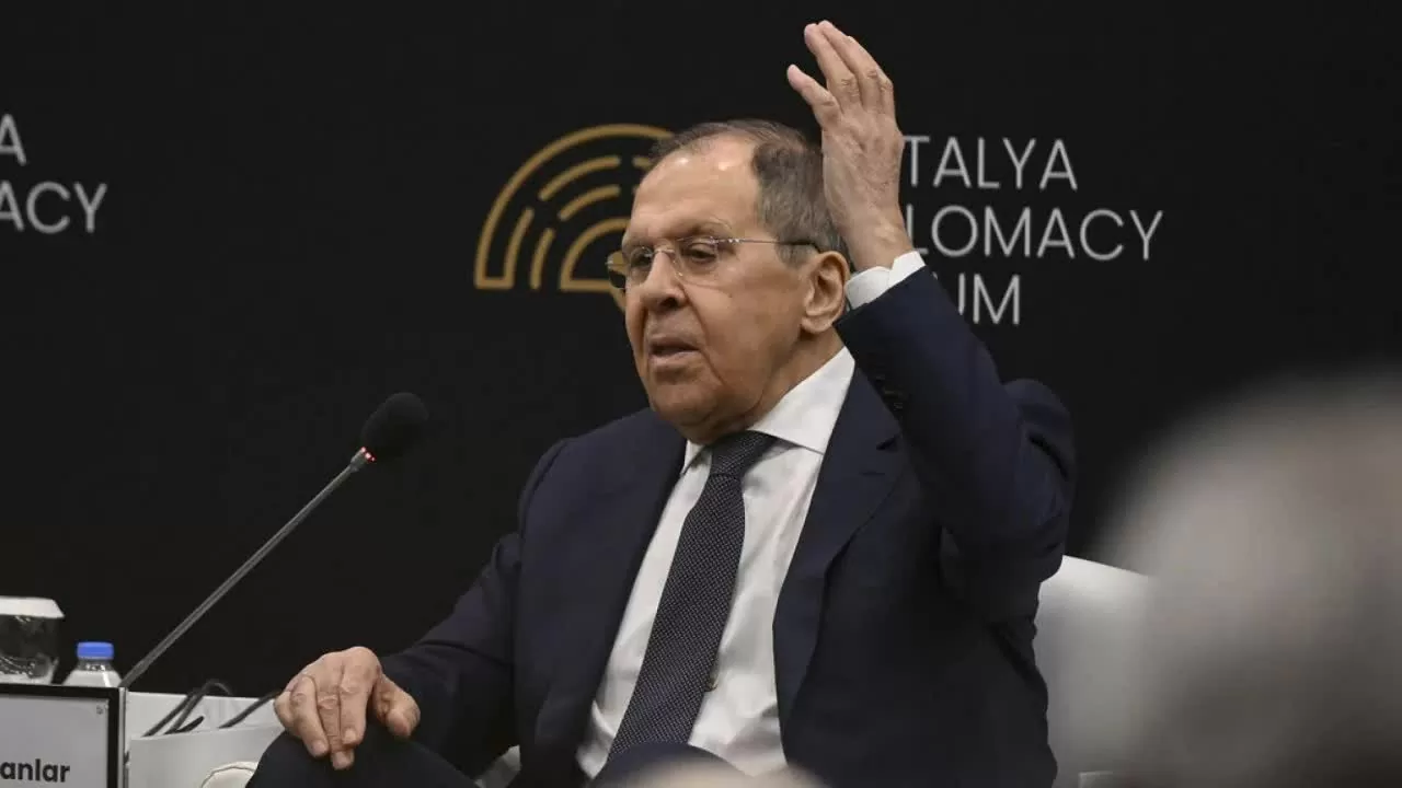 Bộ trưởng Ngoại giao Nga Sergei Lavrov trả lời các câu hỏi của giới truyền thông tại Diễn đàn Ngoại giao Antalya, Antalya, ngày 12/4. (Nguồn: Bộ Ngoại giao Nga)