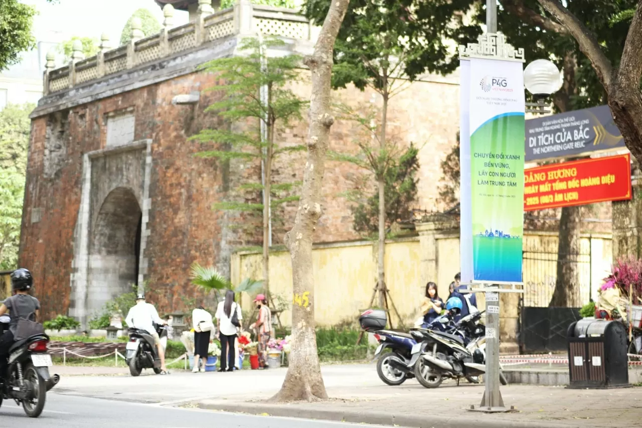 Tại Hà Nội, các tấm pano đã được bố trí trên các tuyến phố trung tâm Hội nghị thượng đỉnh P4G với chủ đề “Chuyển đổi xanh bền vững, lấy con người làm trung tâm”. (Ảnh: Thành Long)