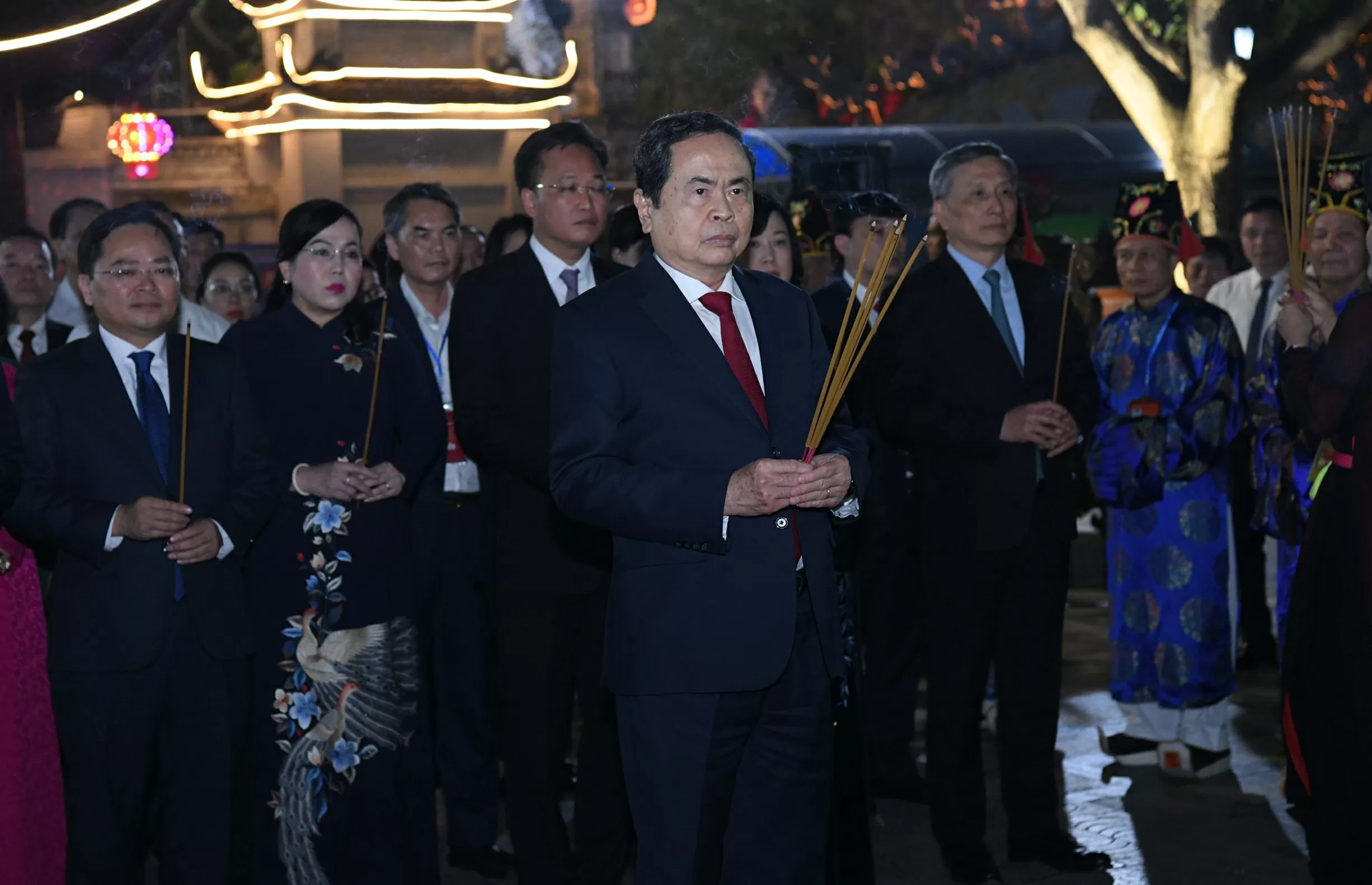 Chủ tịch Quốc hội Trần Thanh Mẫn và các đại biểu dâng hương tại Khu di tích Quốc gia đặc biệt Đền Đô