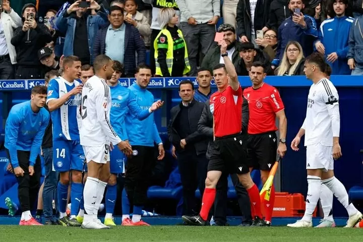 Phạm lỗi thô bạo chưa từng có trong sự nghiệp, Mbappe phải nhận thẻ đỏ
