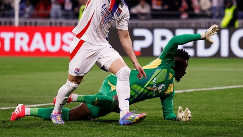 HLV Amorim thừa nhận quyết định trừng phạt thủ môn Onana