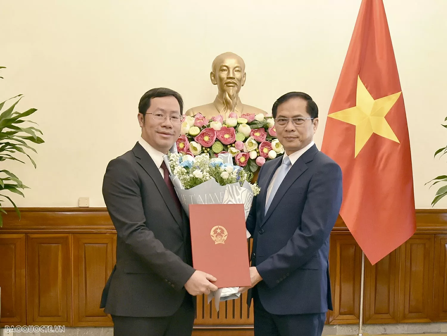 Phó Thủ tướng, Bộ trưởng Ngoại giao Bùi Thanh Sơn trao quyết định bổ nhiệm Tổng Lãnh sự Việt Nam tại Trùng Khánh, Trung Quốc Phó Thủ tướng, Bộ trưởng Ngoại giao Bùi Thanh Sơn trao quyết định bổ nhiệm Tổng Lãnh sự Việt Nam tại Trùng Khánh, Trung Quốc