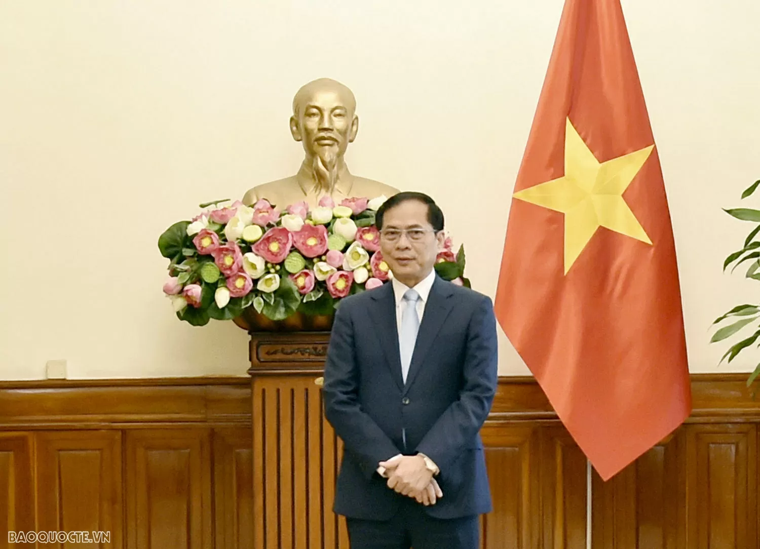 Phó Thủ tướng, Bộ trưởng Ngoại giao Bùi Thanh Sơn trao quyết định bổ nhiệm Tổng Lãnh sự Việt Nam tại Trùng Khánh, Trung Quốc Phó Thủ tướng, Bộ trưởng Ngoại giao Bùi Thanh Sơn trao quyết định bổ nhiệm Tổng Lãnh sự Việt Nam tại Trùng Khánh, Trung Quốc