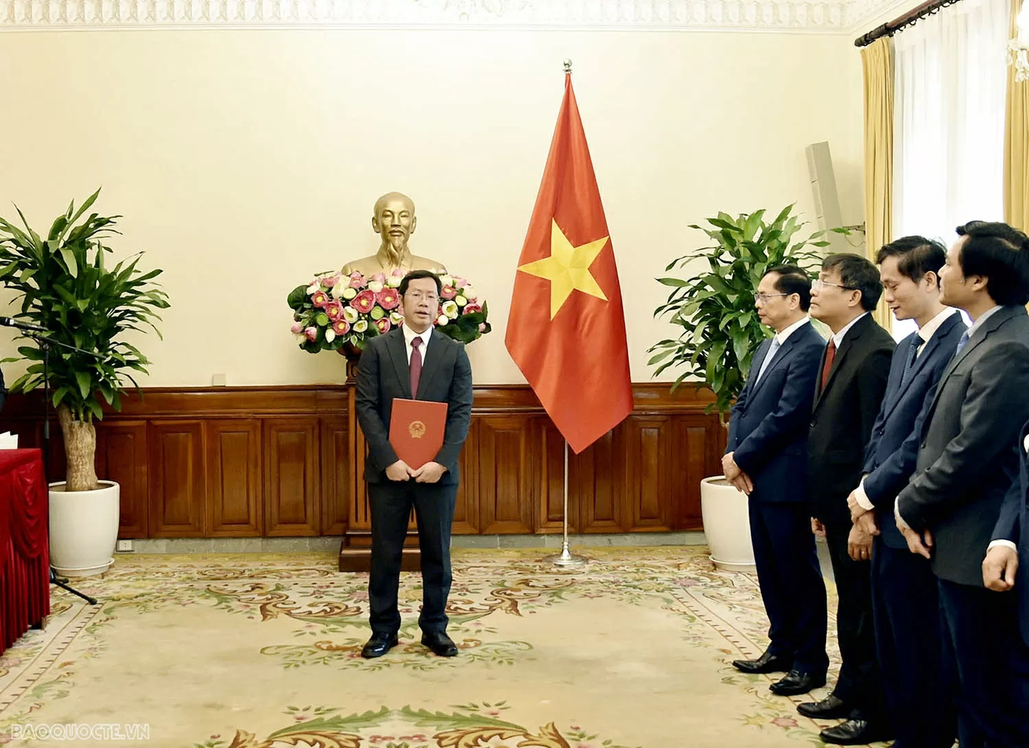 Phó Thủ tướng, Bộ trưởng Ngoại giao Bùi Thanh Sơn trao quyết định bổ nhiệm Tổng Lãnh sự Việt Nam tại Trùng Khánh, Trung Quốc Phó Thủ tướng, Bộ trưởng Ngoại giao Bùi Thanh Sơn trao quyết định bổ nhiệm Tổng Lãnh sự Việt Nam tại Trùng Khánh, Trung Quốc