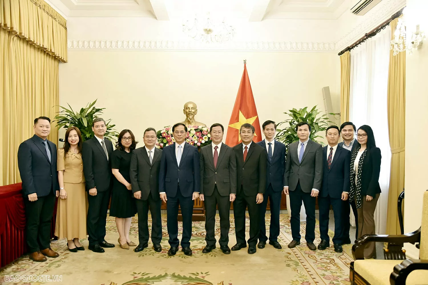 Phó Thủ tướng, Bộ trưởng Ngoại giao Bùi Thanh Sơn trao quyết định bổ nhiệm Tổng Lãnh sự Việt Nam tại Trùng Khánh, Trung Quốc Phó Thủ tướng, Bộ trưởng Ngoại giao Bùi Thanh Sơn trao quyết định bổ nhiệm Tổng Lãnh sự Việt Nam tại Trùng Khánh, Trung Quốc
