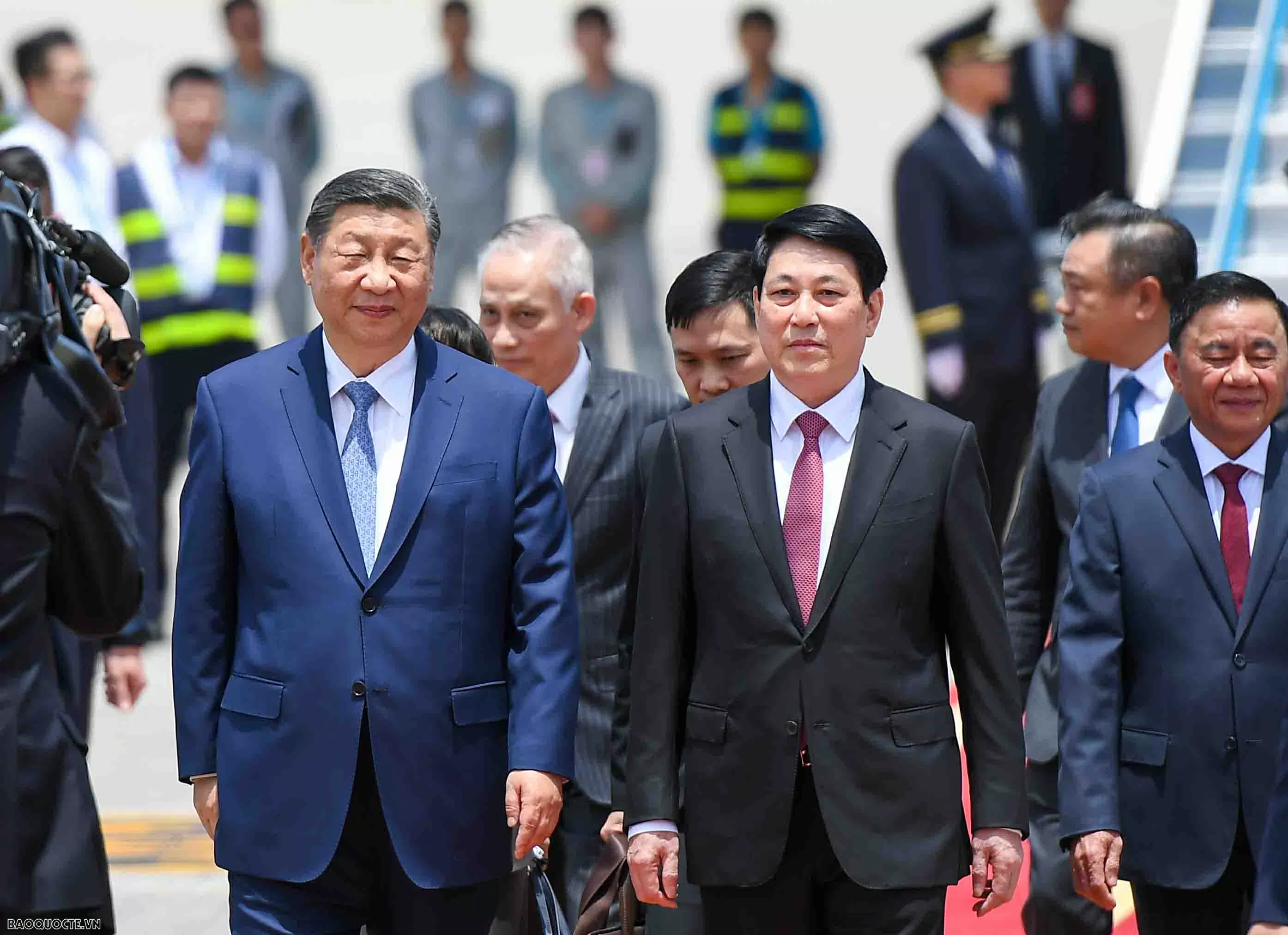 Chủ tịch nước Lương Cương ra sân bay đón Tổng Bí thư, Chủ tịch nước Trung Quốc Tập Cận Bình