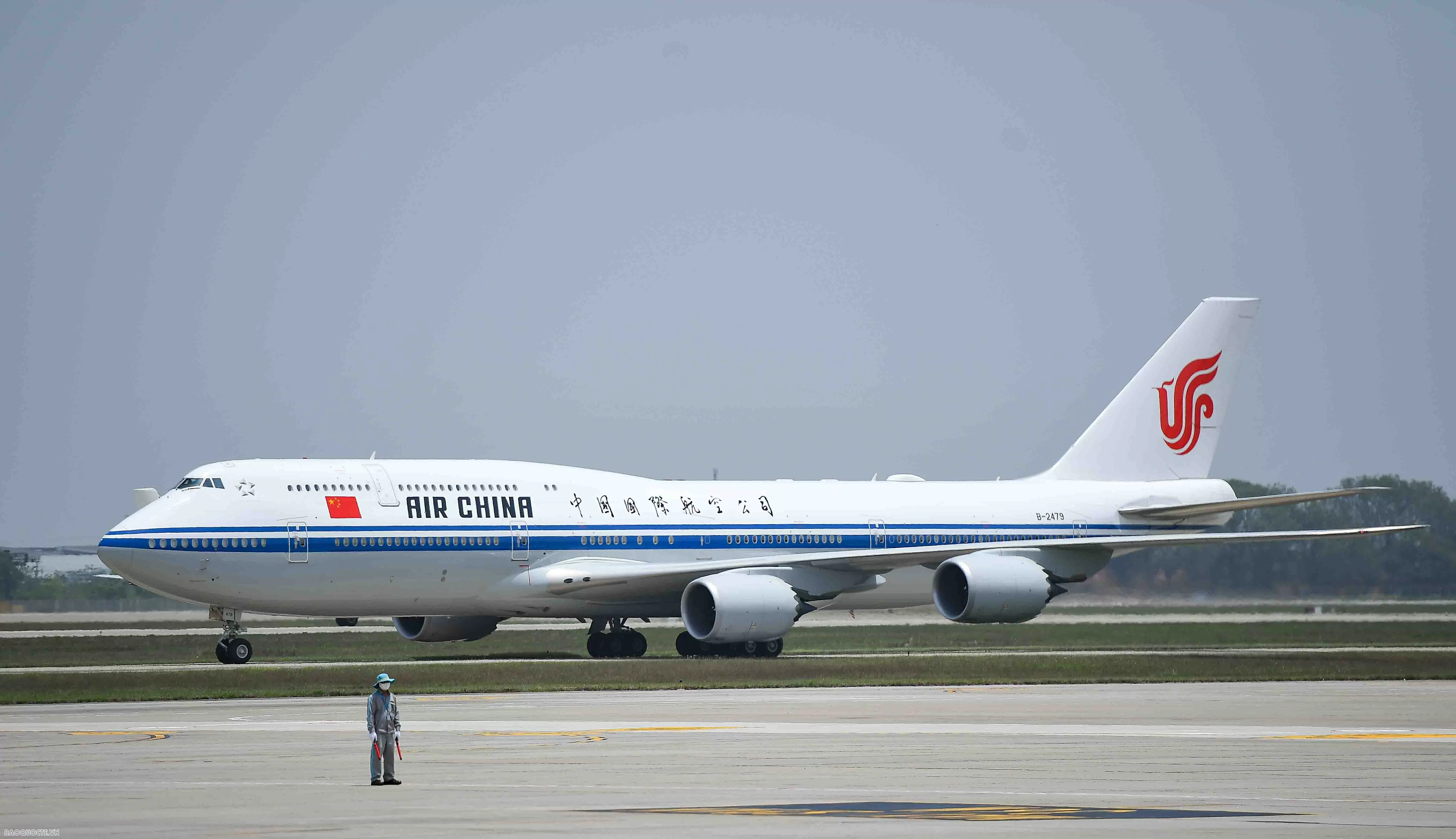 Chủ tịch nước Lương Cương ra sân bay đón Tổng Bí thư, Chủ tịch nước Trung Quốc Tập Cận Bình