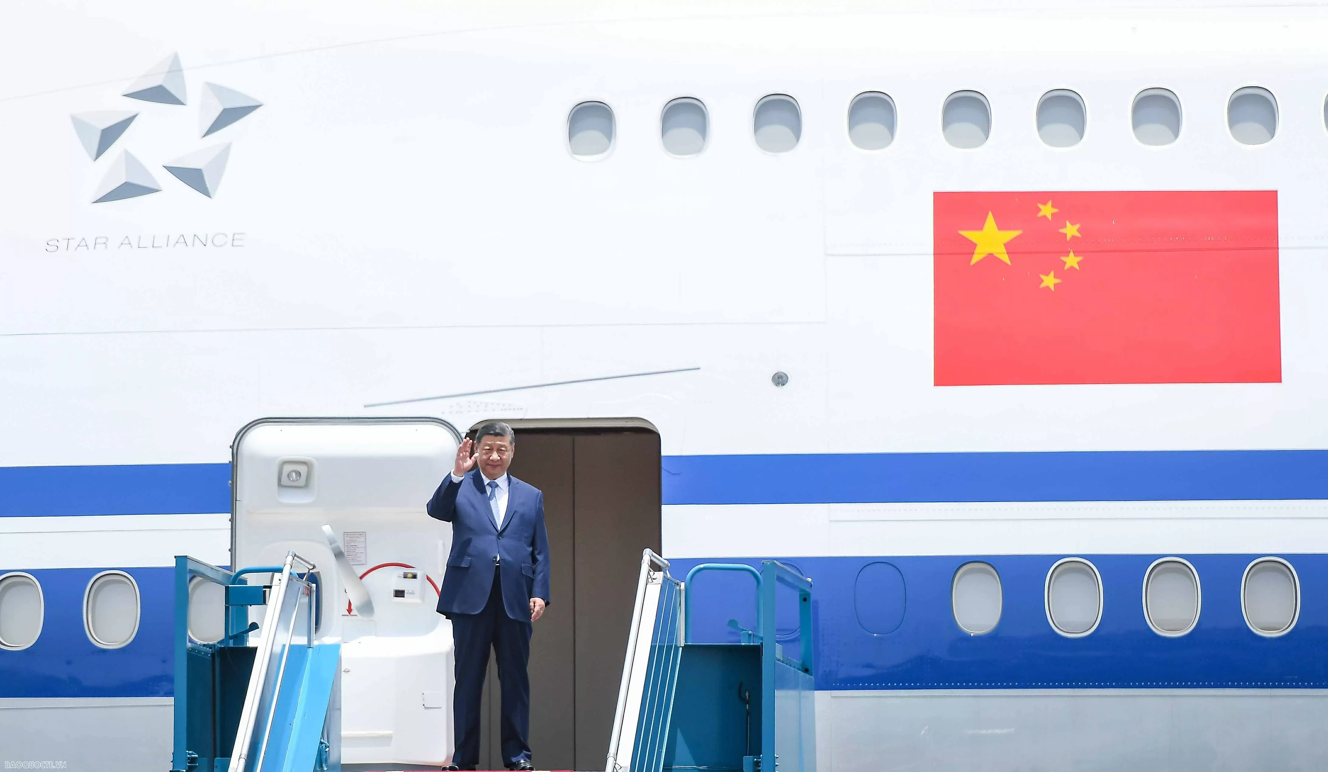 Chủ tịch nước Lương Cương ra sân bay đón Tổng Bí thư, Chủ tịch nước Trung Quốc Tập Cận Bình