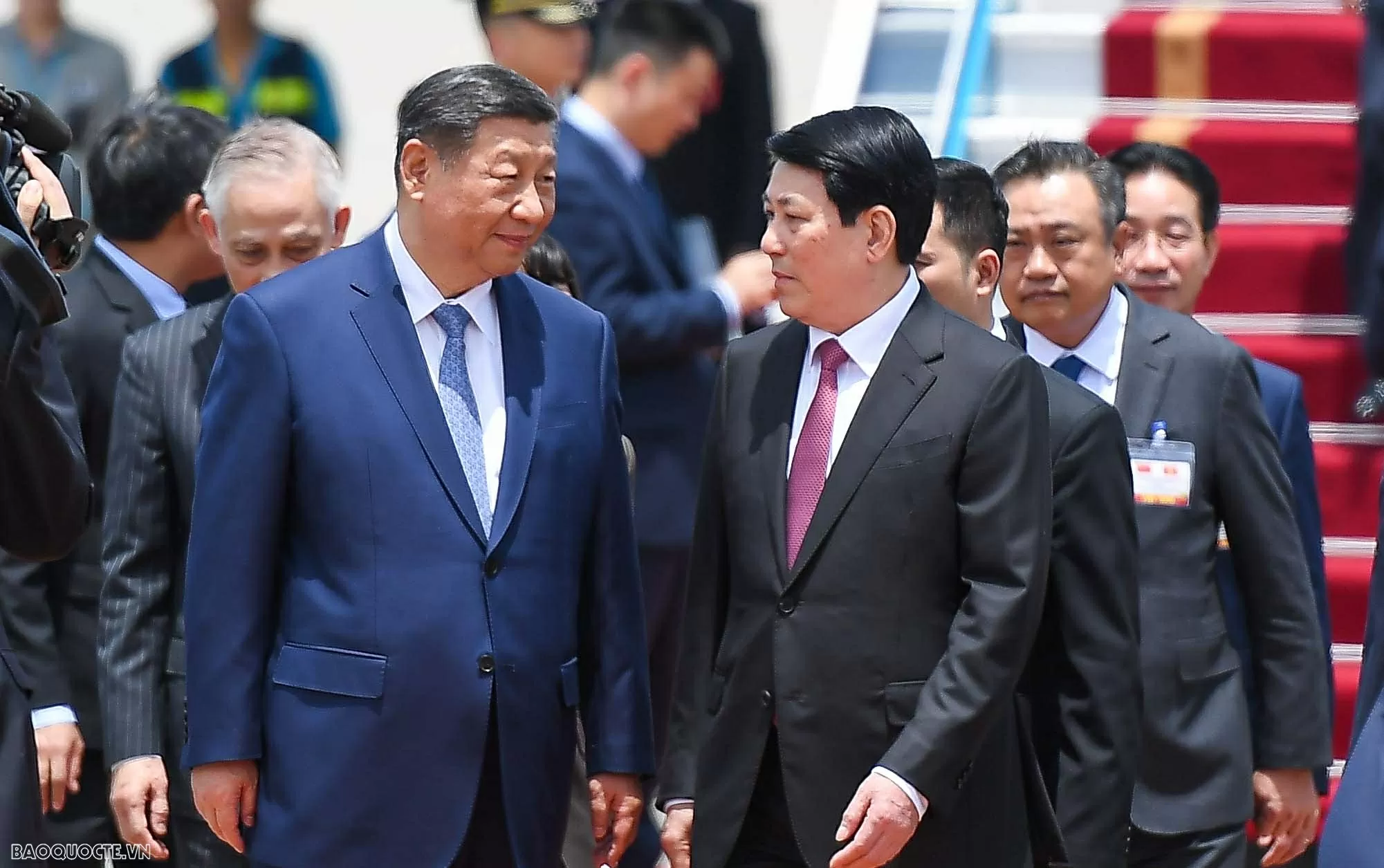 Chủ tịch nước Lương Cương ra sân bay đón Tổng Bí thư, Chủ tịch nước Trung Quốc Tập Cận Bình