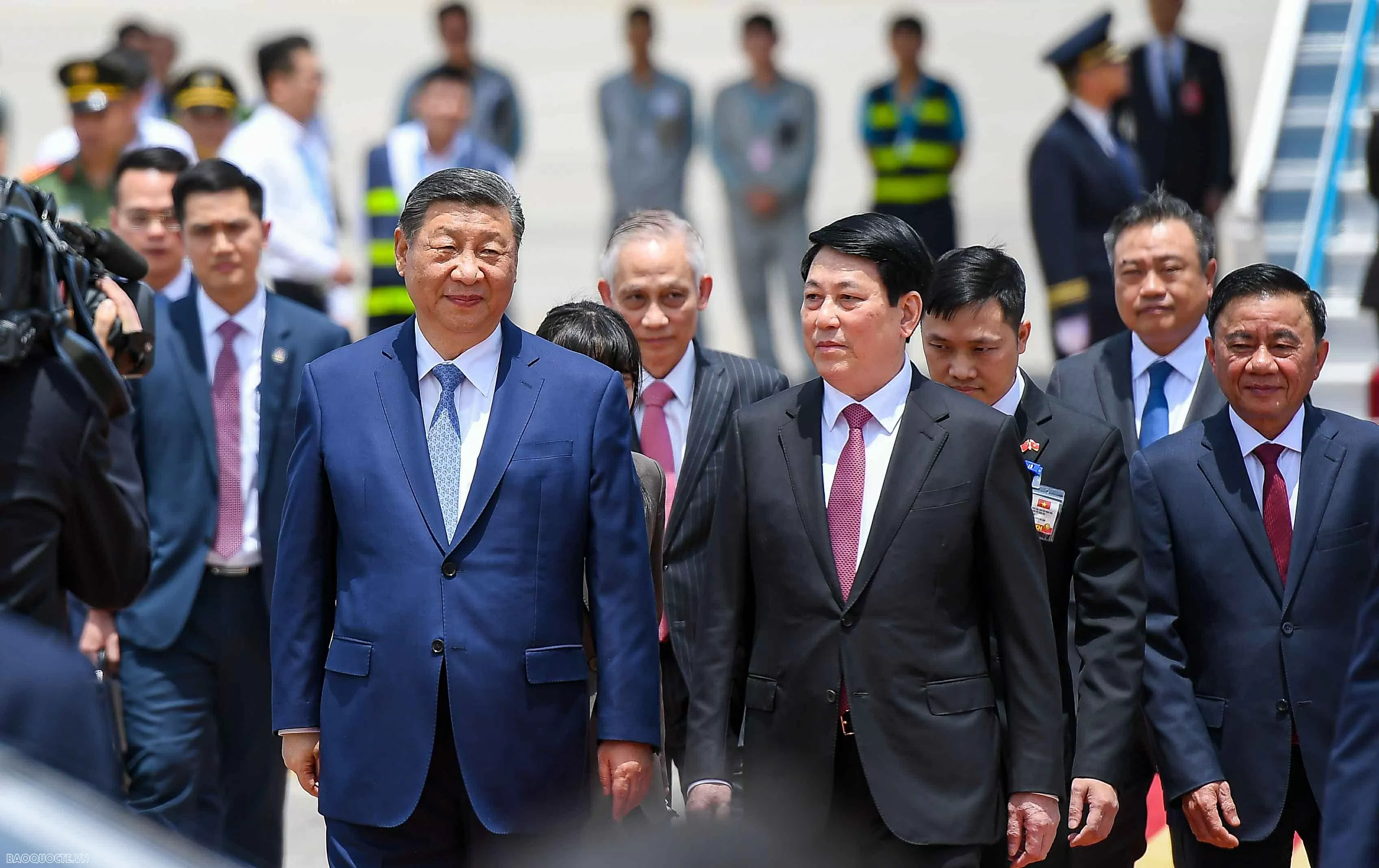 Chủ tịch nước Lương Cương ra sân bay đón Tổng Bí thư, Chủ tịch nước Trung Quốc Tập Cận Bình (Ảnh: Nguyễn Hồng)