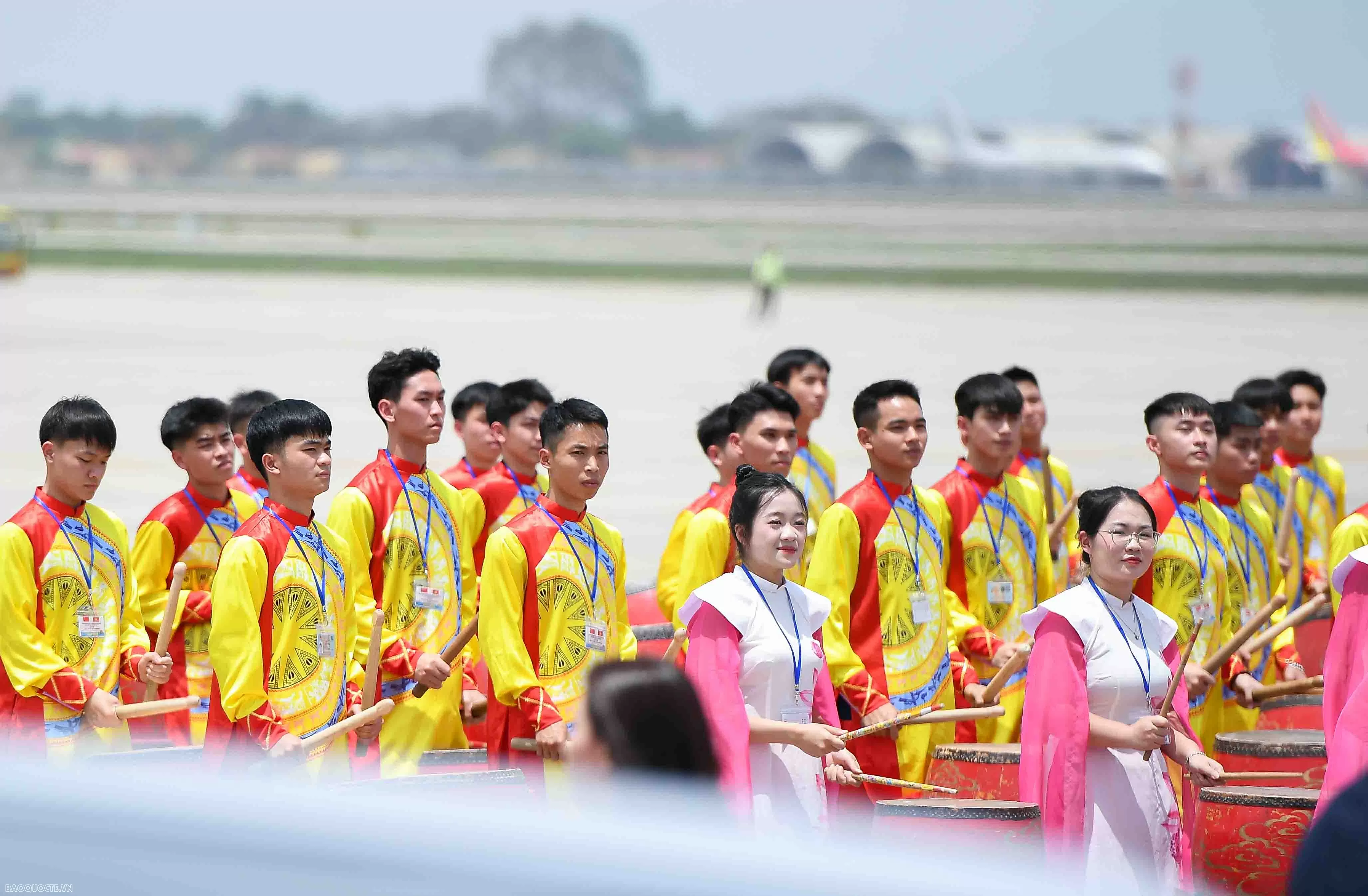 undefined Chủ tịch nước Lương Cương ra sân bay đón Tổng Bí thư, Chủ tịch nước Trung Quốc Tập Cận Bình