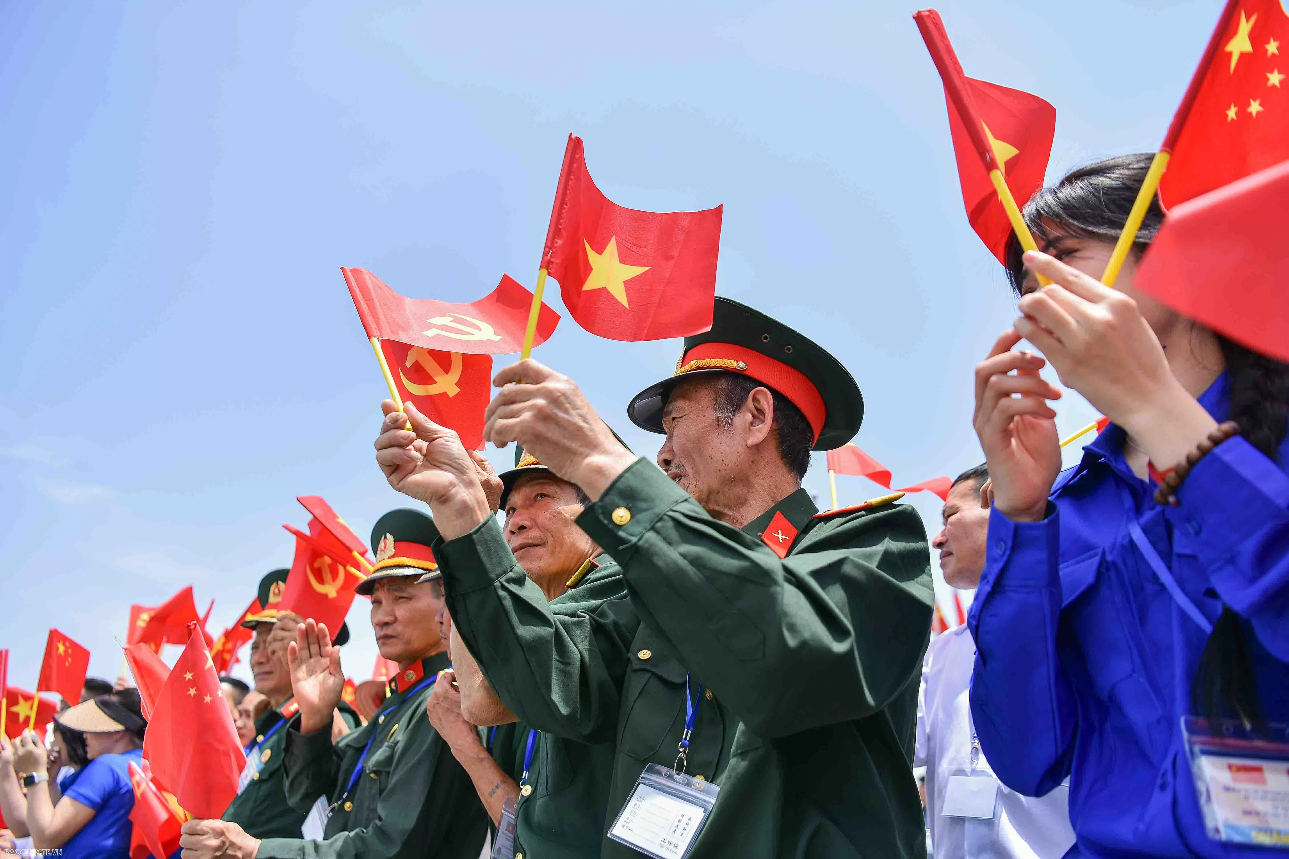 Chủ tịch nước Lương Cương ra sân bay đón Tổng Bí thư, Chủ tịch nước Trung Quốc Tập Cận Bình