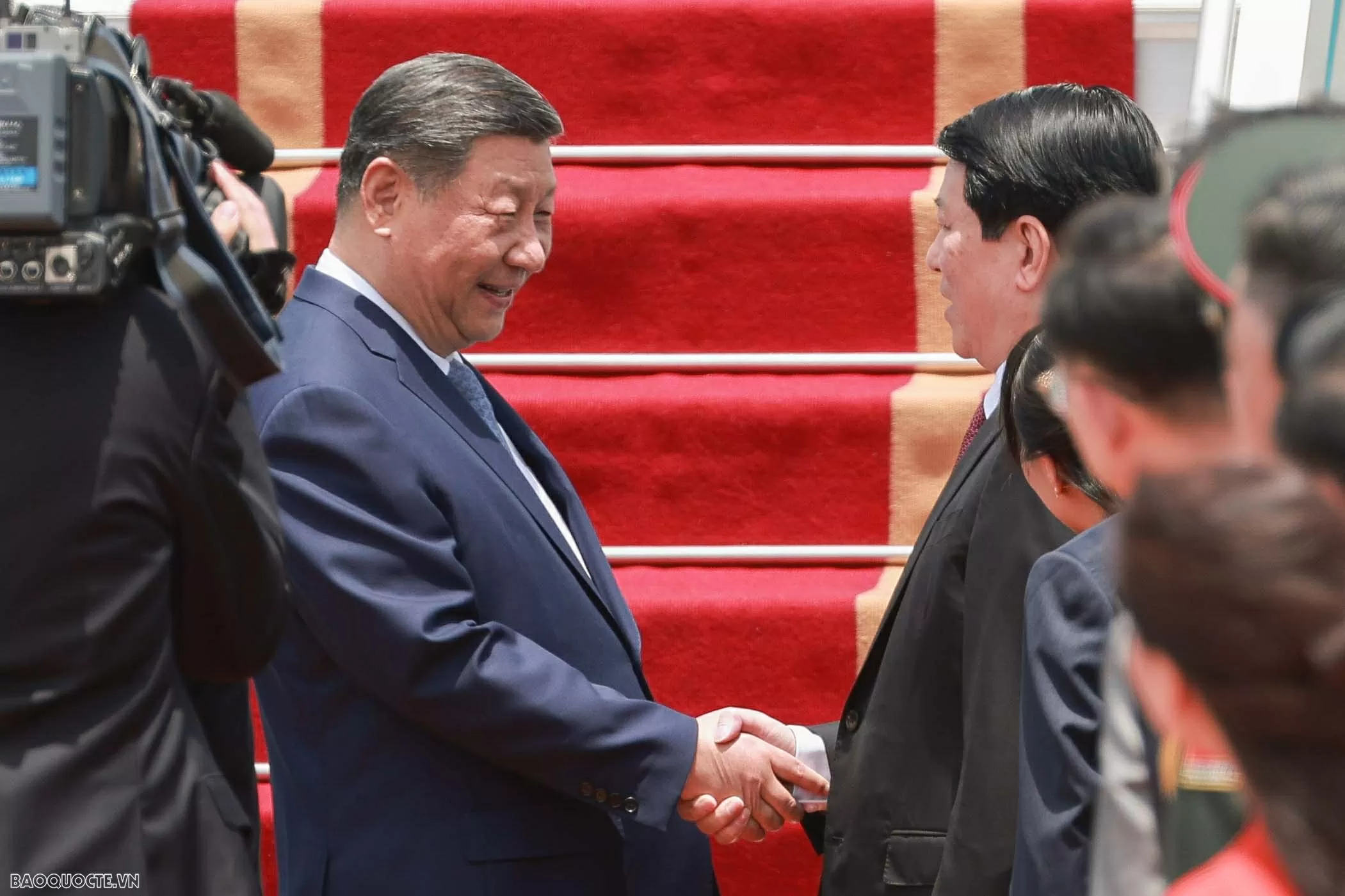 Chủ tịch nước Lương Cương ra sân bay đón Tổng Bí thư, Chủ tịch nước Trung Quốc Tập Cận Bình