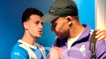 Mbappe xin lỗi đối thủ và đồng đội trong phòng thay đồ