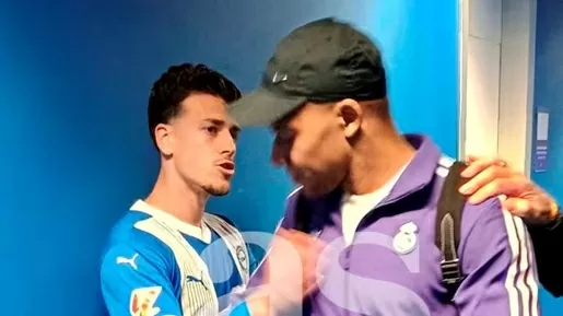 Mbappe xin lỗi đối thủ và đồng đội trong phòng thay đồ Mbappe xin lỗi đối thủ và đồng đội trong phòng thay đồ