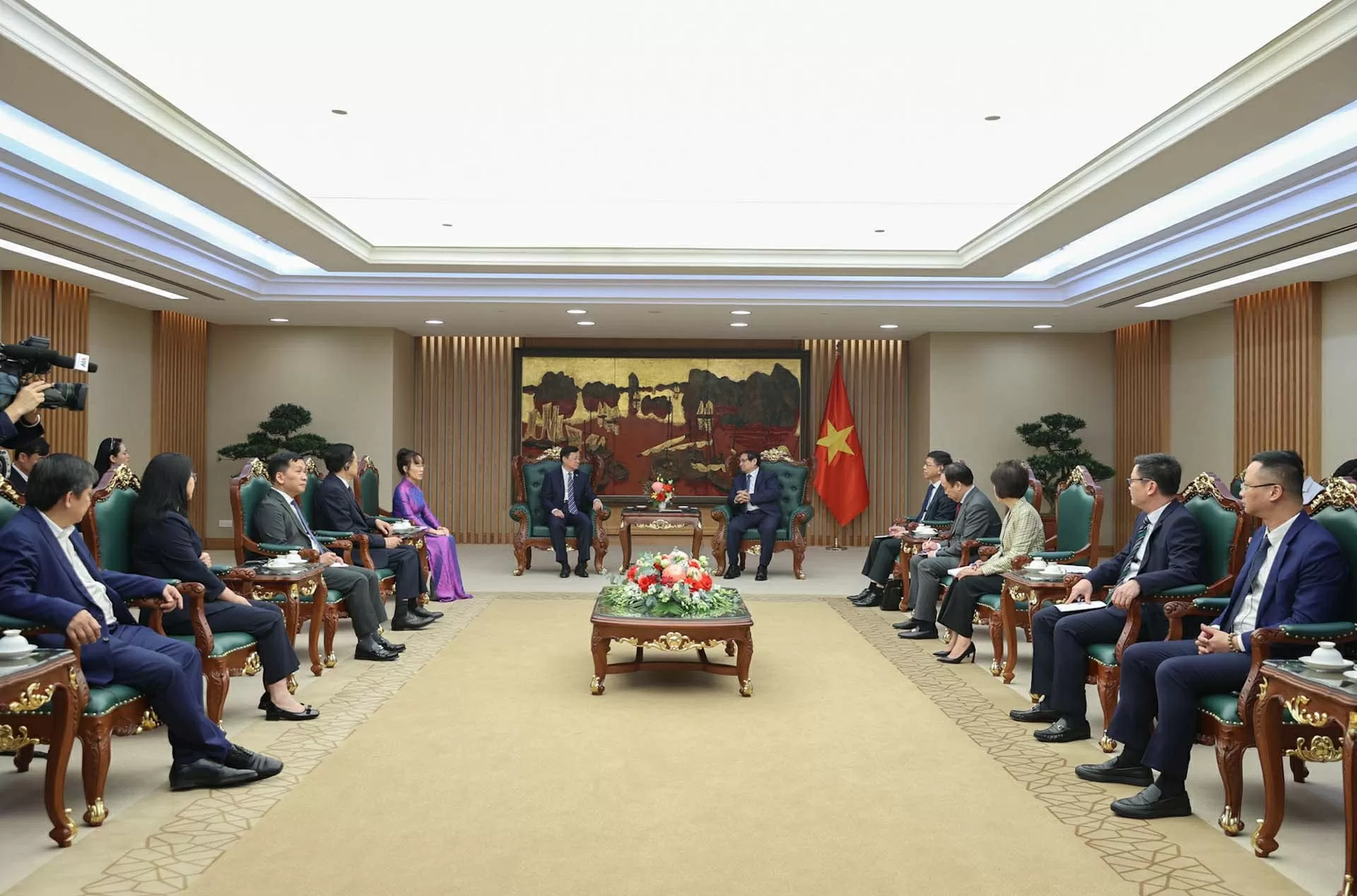 Thủ tướng Phạm Minh Chính tiếp Chủ tịch Tập đoàn tàu bay thương mại Trung Quốc Thủ tướng Phạm Minh Chính tiếp Chủ tịch Tập đoàn tàu bay thương mại Trung Quốc