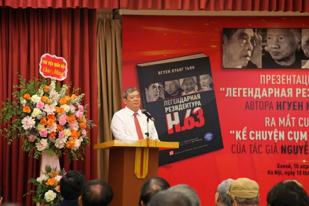 Cuốn sách 'Kể chuyện Cụm tình báo H.63 anh hùng' và bản dịch tiếng Nga: