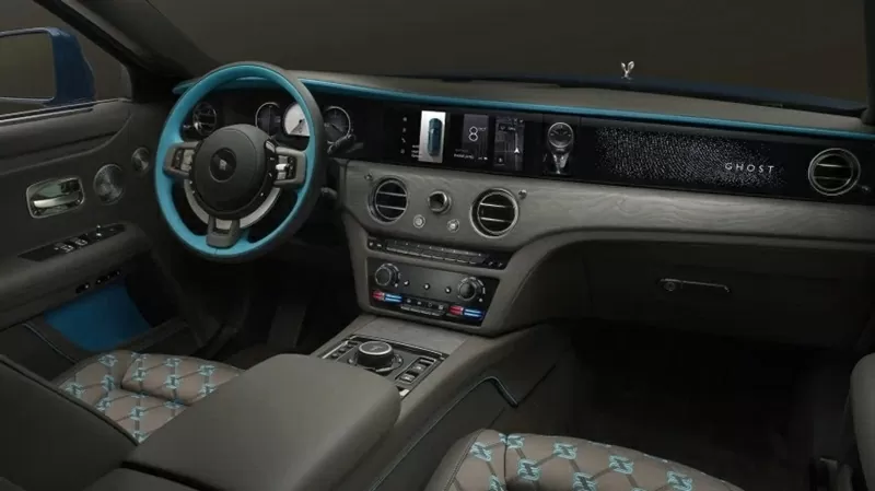 Cụm ba đồng hồ analog truyền thống đã được thay thế bằng bảng đồng hồ kỹ thuật số