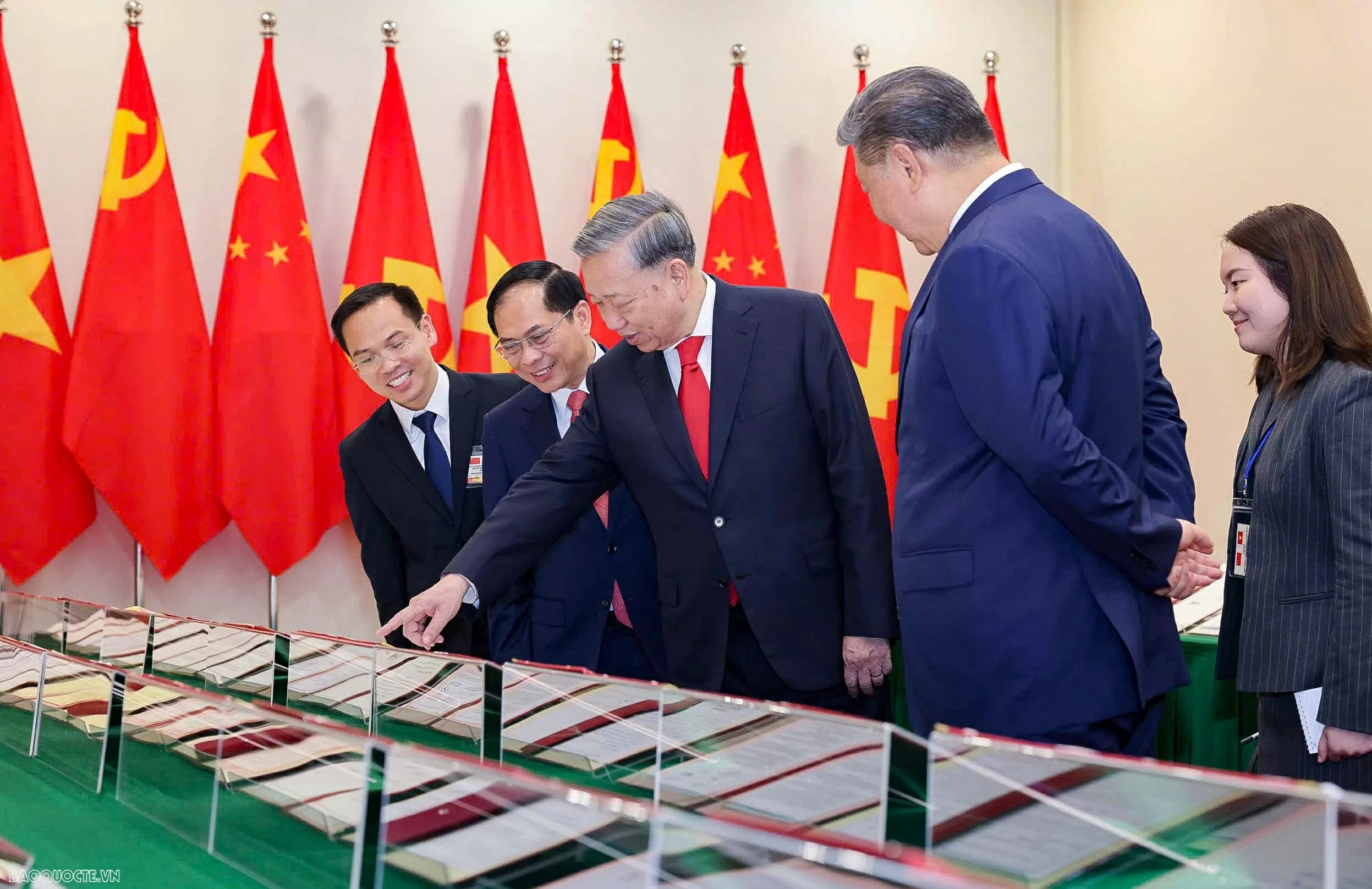 Tổng Bí thư Tô Lâm và Tổng Bí thư, Chủ tịch nước Tập Cận Bình xem và nghe giới thiệu về các văn kiện đã ký kết giữa hai nước